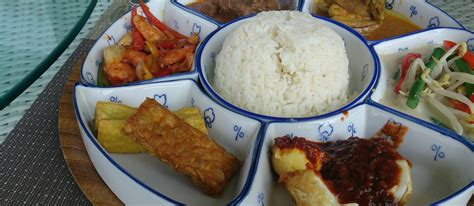 Nasi Padang | Traditional Assorted Small Dishes or Ritual From Padang ...