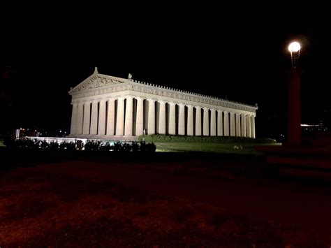 The Parthenon at night. I took this last Thanksgiving. : r/nashville