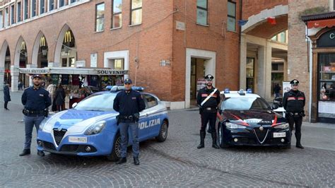 Entravano dalle finestre o 'picconavano' le vetrate: polizia e ...