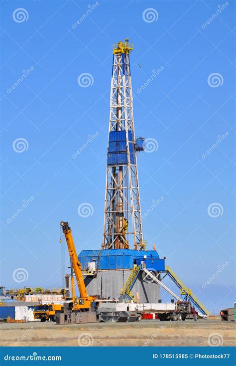 The onshore drilling rig stock image. Image of field - 178515985