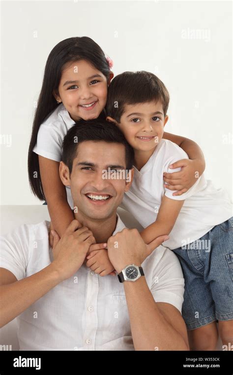 Portrait of a family smiling Stock Photo - Alamy