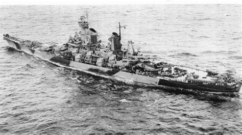 [Photo] USS Iowa, late 1944 | World War II Database