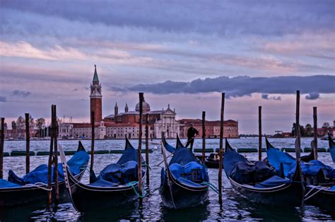 Venice Gondolier [2947x1948][OC] : pics