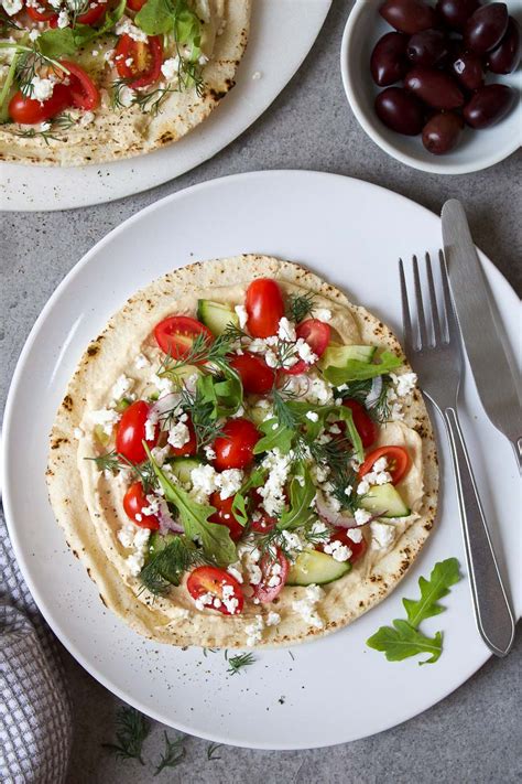 Hummus Pita Pizzas - Stephanie Kay Nutrition