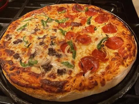 Pizza in Lodge pizza pan : r/castiron