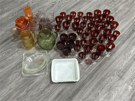 Urban Auctions - LARGE LOT OF COLOURED GLASSWARE/PYREX