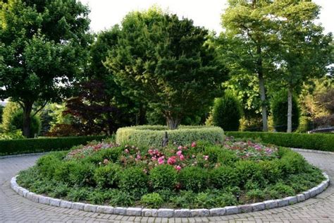 Circular Driveway Landscape Design for Your Home