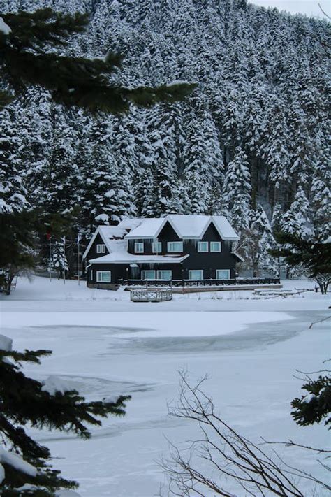 A House in a Snowy Mountain Valley · Free Stock Photo