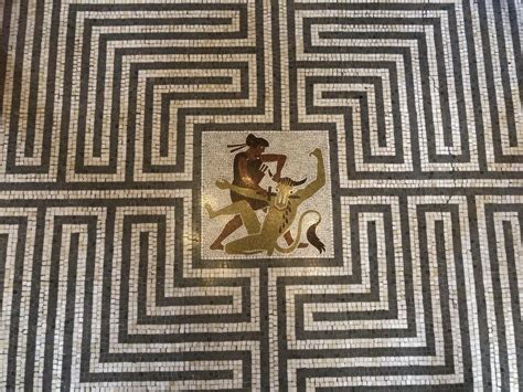 Visit Knossos Palace & The Minotaur Labyrinth - TripAnthropologist