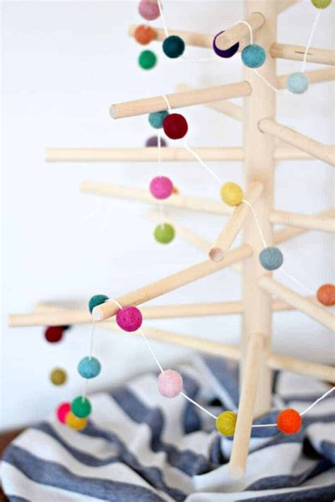 How to Make a Colorful Felt Ball Garland in 15 Minutes [DIY + Video]