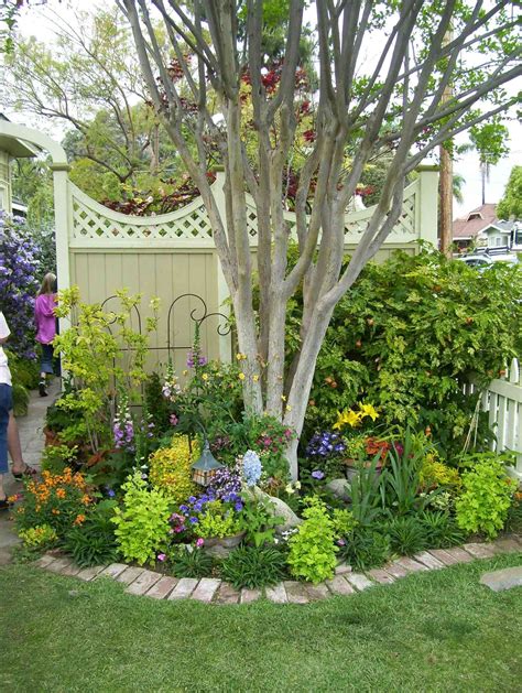 15 Ideas for Landscaping Around Trees