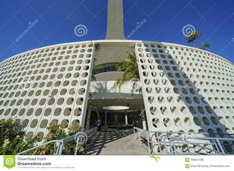 Exterior View of LAX Theme Building Editorial Photo - Image of morning ...