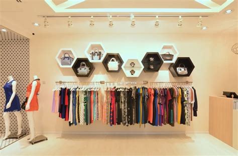 Small Retail Shop Design Ideas : Small Shop Store Retail Boutique ...