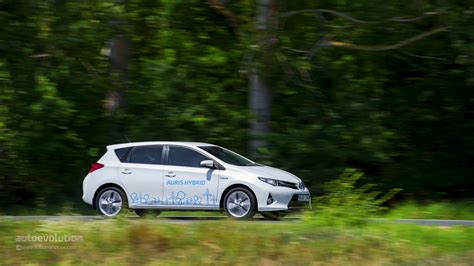 TOYOTA Auris Hybrid Review - autoevolution