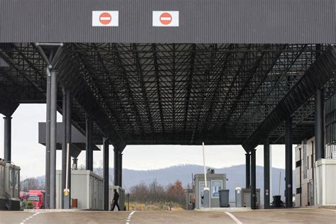 Kosovo re-opens major border crossing with Serbia, easing standoff