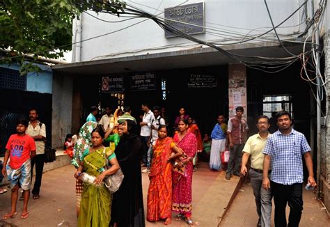 Junior doctors at NRS Medical College and Hospital continue to strike ...