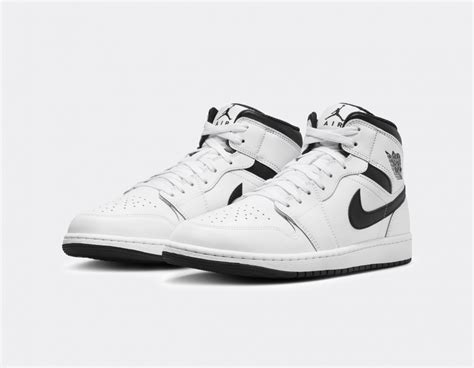 Air Jordan 1 Mid White Black DQ8426-132