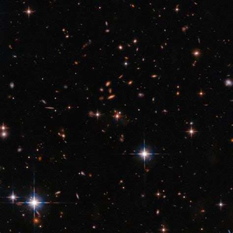 ESA - Wide field Hubble view of extremely red quasar SDSS J165202.64 ...