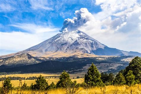 Vulcões Popocatépetl e Iztaccíhuatl saindo da Cidade do México