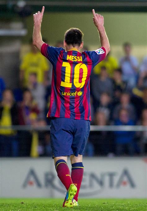 Lionel Messi to sign new Barcelona contract worth £15.5m - Images ...