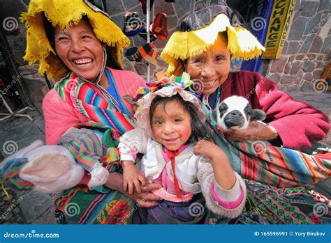 11.05.2014, Peru, Pisac, Quechua Indians in the Town of Pisac Market ...