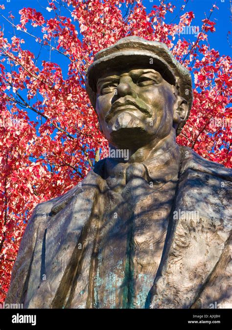 Statue of Lenin Fremont neighborhood Seattle Washington Stock Photo - Alamy