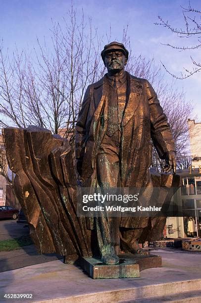 12 Statue Of Lenin (Seattle) Stock Photos, High-Res Pictures, and ...