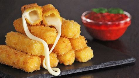 MOZZARELLA STICKS WITH MARINARA DIPPING SAUCE | How Tasty