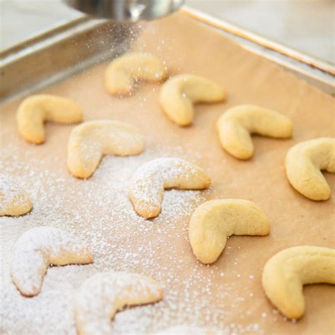 Vanillekipferl (German Vanilla Bean Cookies) - dirndl kitchen