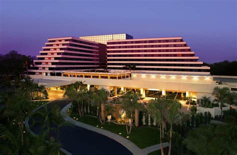 Exclusive Newport Beach Hotel - BEVERLY HILLS MAGAZINE