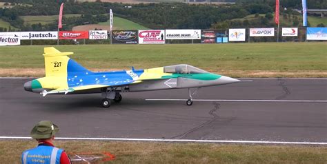 Enormous RC Grippen Fighter Jet Destroyed in Midair Breakup — Avgeekery ...