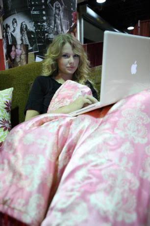 Behind the Scenes of the Fearless Tour - Taylor Swift Photo (9663450 ...