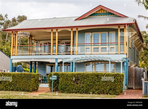 Australian countryside. Old Queenslander style house in suburbs ...