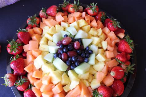 Rainbow Fruit Platter | Fruit platter designs, Rainbow fruit platters ...