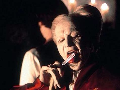 Bram Stoker's Dracula movie review (1992) | Roger Ebert