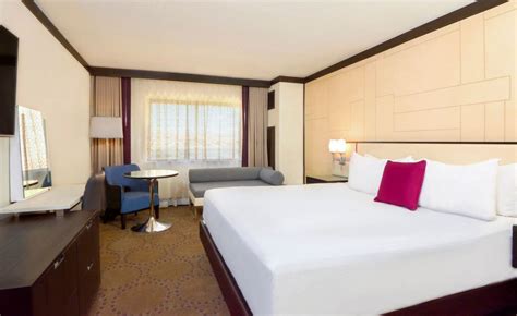 Laughlin Rooms & Suites - Beach & Riverfront | Harrah's Laughlin