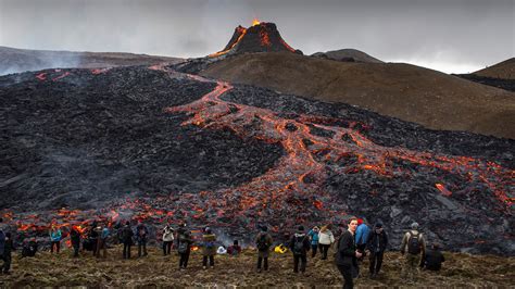 Iceland volcano brings tourists on edge of lava flow | ksdk.com