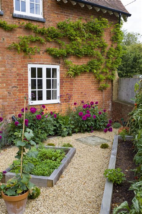 6 Garden Ideas for Small Spaces and Maximum Yields