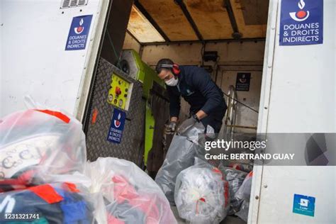 Paper Shredder Truck Photos and Premium High Res Pictures - Getty Images