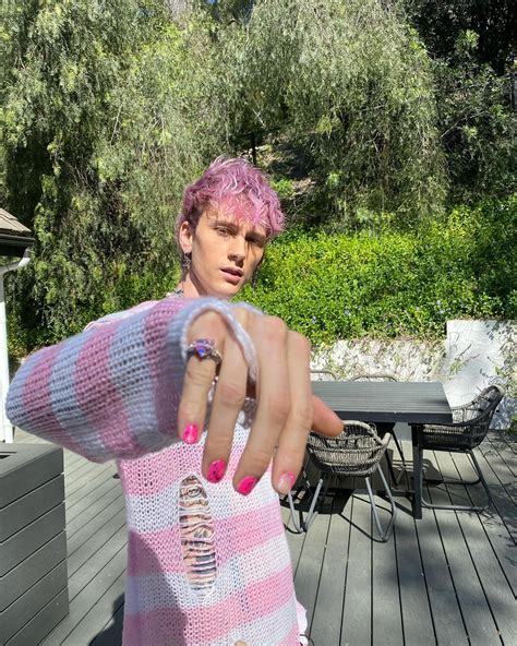 Machine Gun Kelly dyes his hair pink: Pics