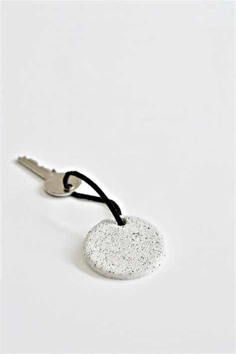 Make these (faux) granite handmade clay keychains - your DIY family