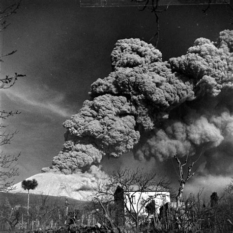 Mount Vesuvius: Photos From the Legendary Volcano's 1944 Eruption