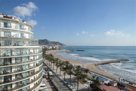 Hotel Calipolis Sitges, just 20 meters away from the beach!