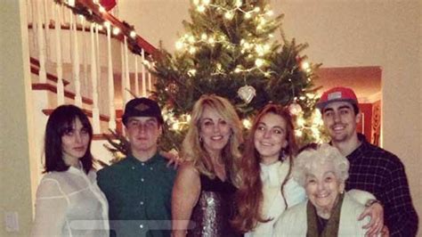 Lindsay Lohan & Family -- FELIZ NO DAD