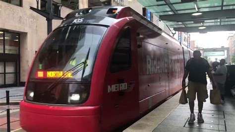 Houston METRORail: Siemens S70 Avanto H1 arriving at Main Street Square ...