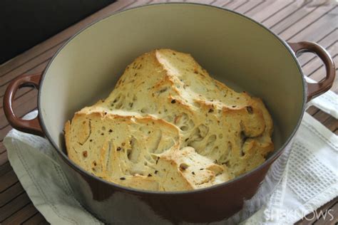 Garlic rosemary Dutch oven bread loaf