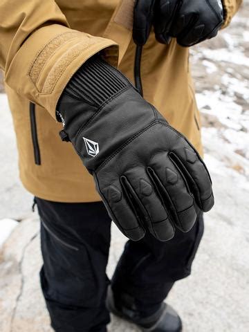 The Ultimate Mens Snowboard Gloves Guide