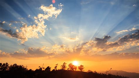 Dark Clouds And Sunrise Sky With Sun And Rays - HooDoo Wallpaper