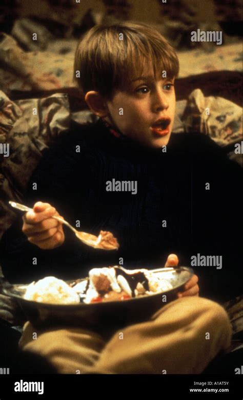 Macaulay culkin home alone 2 hi-res stock photography and images - Alamy