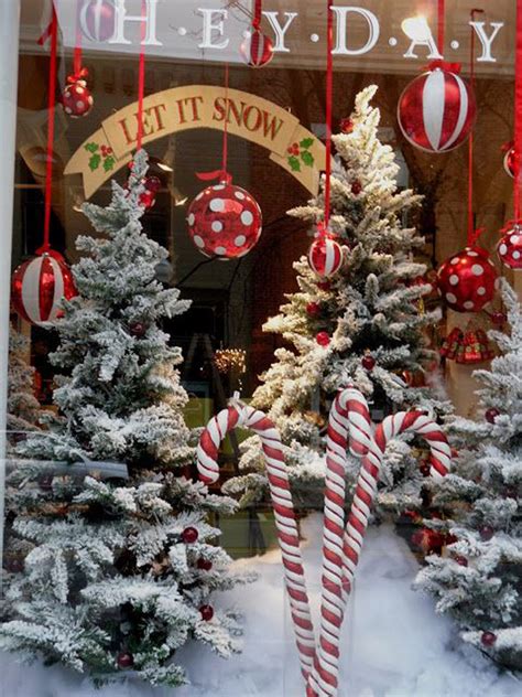 35 Wonderful Christmas Window Display Ideas On A Budget | HomeMydesign